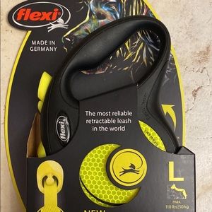 BRAND NEW Flexi Retractable Neon Dog Leash